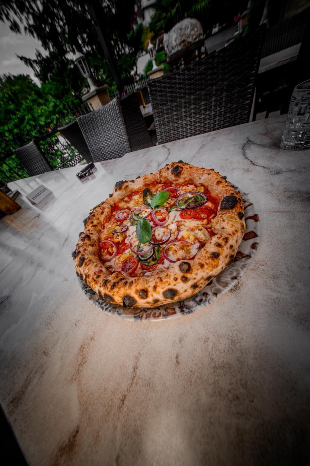 Pizzaiolo beim Teigwerfen