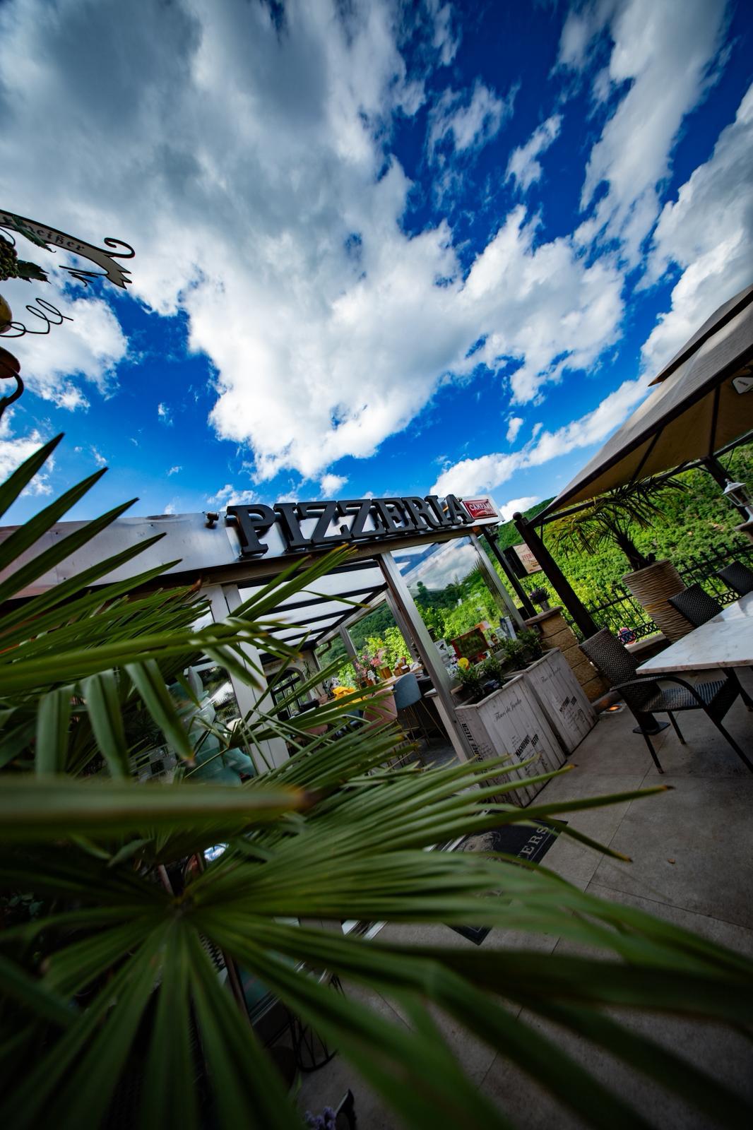 Terrasse Pfeiffer's Pizza mit Blick ins Tal